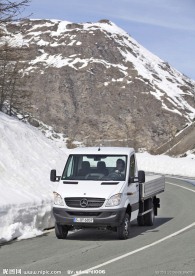 山路上的奔驰货车