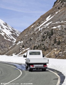 高山上的奔驰货车
