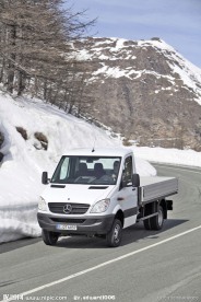 高山上的奔驰卡车