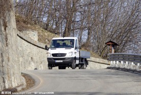 山路上的奔驰卡车