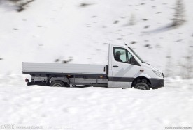 雪山上的奔驰卡车