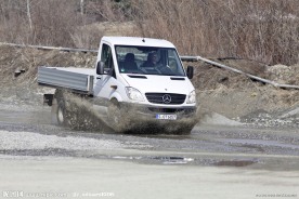 趟过小河的奔驰卡车