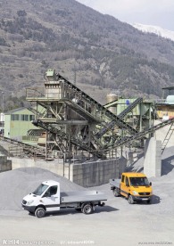 工业基地中的奔驰卡车