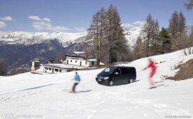 滑雪者和奔驰商务车