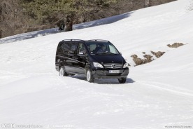 雪地中的奔驰面包车