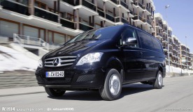 行驶中的面包车