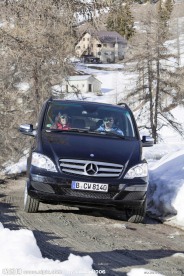 泥泞道路上的奔驰商务面包车