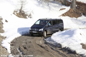 雪地道路上的面包车