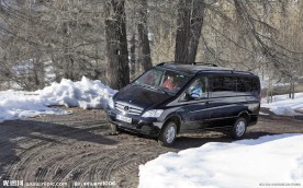 土路上的奔驰商务面包车