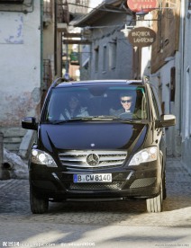 小镇中的奔驰商务面包车