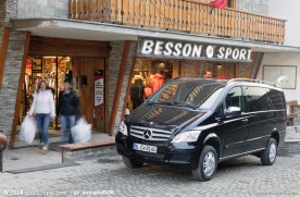 专卖店门口的奔驰商务面包车