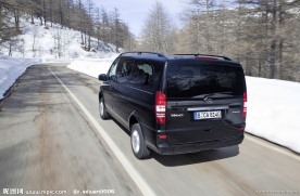 道路上的商务面包车