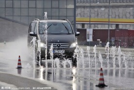 奔驰商务面包车和喷泉广场