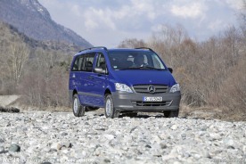 沙路上的奔驰面包车