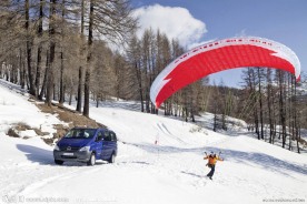 跳伞运动和奔驰商务面包车