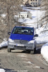奔驰雪地道路面包车