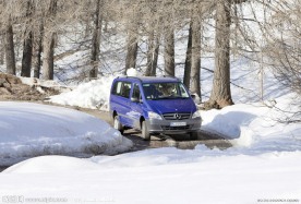 雪地森林中的奔驰商务车