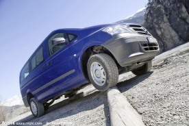 奔驰商务面包车仰拍