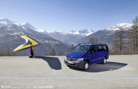 奔驰蓝色公务车和滑翔机运动