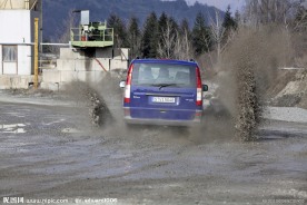 过河的奔驰商务车车尾