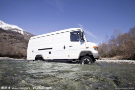 过河的奔驰厢式货车