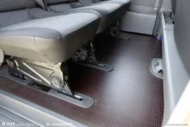 商务面包车宽敞座椅特写