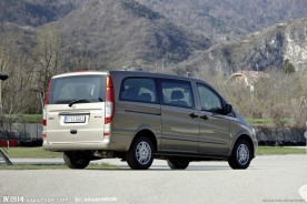 香槟色奔驰商务面包车