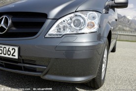 奔驰商务车车灯特写