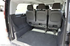 宽敞VIANO商旅车后备箱