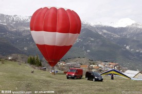 热气球下的奔驰商务车