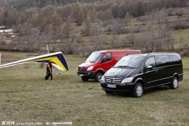 奔驰商务车和滑翔机