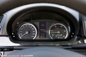 奔驰轿车仪表盘