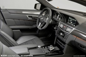 奔驰商务轿车宽敞车内