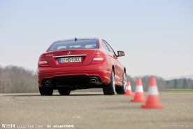 奔驰轿车安全性测试