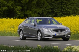 乡间小道上的奔驰轿车