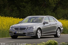 大自然中的奔驰轿车