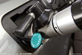 给奔驰轿车加油