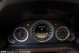 奔驰名车仪表盘特写