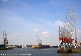 海边码头港口吊车