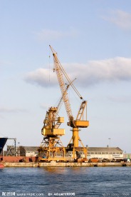 海边码头的吊车