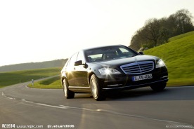 行驶中的奔驰商务车