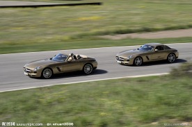 奔驰顶级SLSAMG海鸥翼跑车敞篷车合影