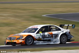 疾行的奔驰赛车