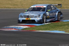 赛车场上的奔驰赛车