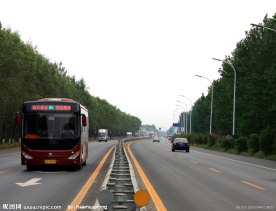 运行中的BRT公交车图片