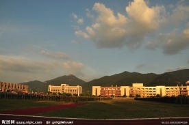 学校训练场图