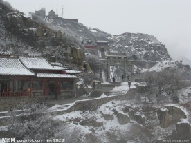 泰山盘旋山势雪景