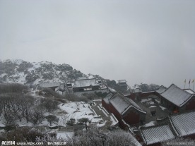 泰山山顶建筑雪景
