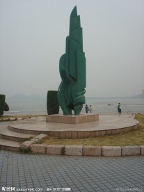 湖边雕塑