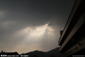 光 下雨前的阳光